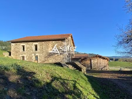 propriété en pierre isolée avec vastes dépendances sur 27 he