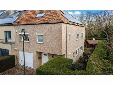 maison 3 façades 304 m²  jardin 4 ares  peb c+