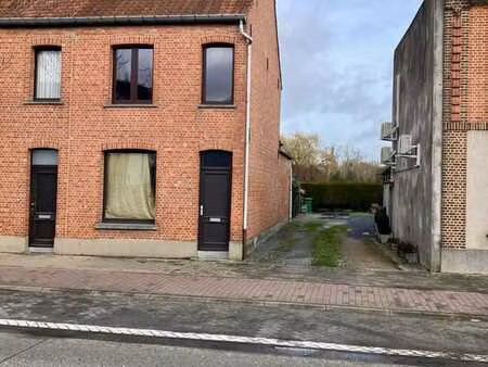 maison jumelée à rafraîchir avec 3 ch.à.c.