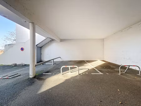 à vendre place de parking couverte  sécurisée - jassans