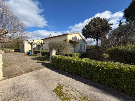 uzes 3 kms -en exclu village avec commerces - sur