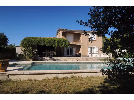 uzes 7 kms : dans village recherché  avec