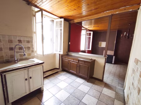 immeuble de 290 m2 avec 4 appartements et 2 locaux commercia