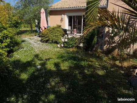 plain-pied lumineux avec grand jardin arboré