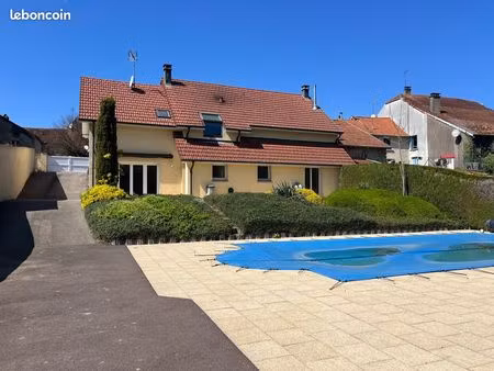 location jolie maison individuelle avec piscine