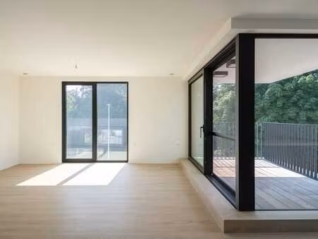 espace de bureau élégant avec lumière et accessibilité à si