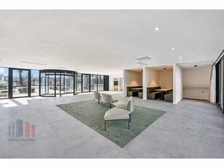 826 m² de bureaux prêts à l'emploi à proximité du r4