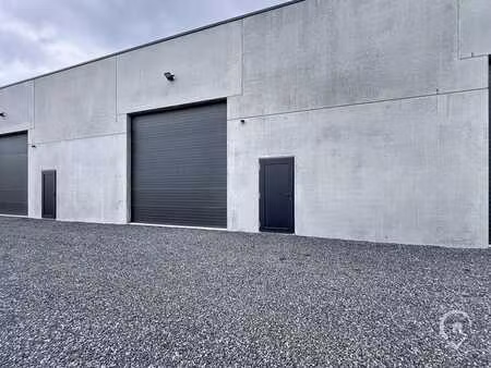 hall industriel à louer dans le zoning de sorinnes - dinant