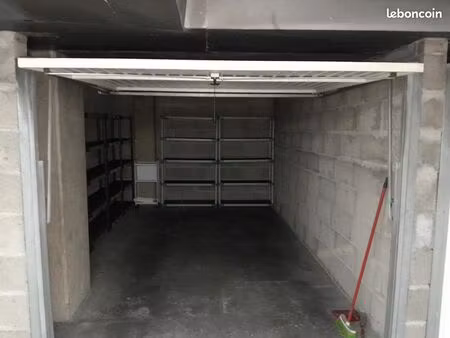 garage sécurisé à st fons  proximité de la mairie