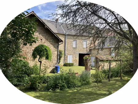 auv 1184 : ancienne ferme en carré  cour intérieure  centre