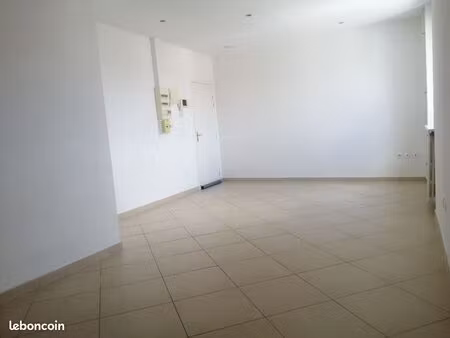 f2- cuisine équipée - parking - l'hopital