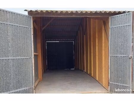 grand local de stockage proche 4 voies accès 24/24