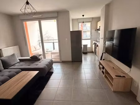 superbe t2 meublé avec terrasse & parking – 900 cc – disponible immédiatement