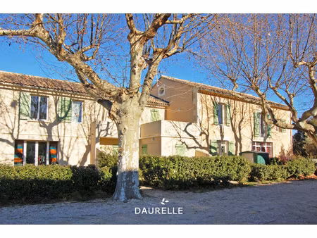 a louer cabannes  appartement avec 3 chambres  cour et park