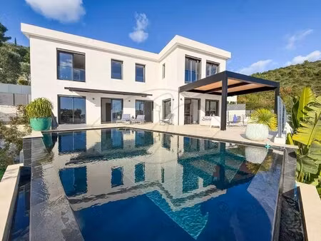 alpes maritimes - falicon (06) : vente villa contemporaine 4 pièces avec piscine à deborde