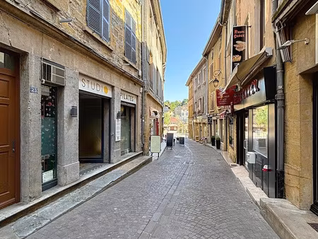 au sein d'un petit immeuble de centre ville  très ...