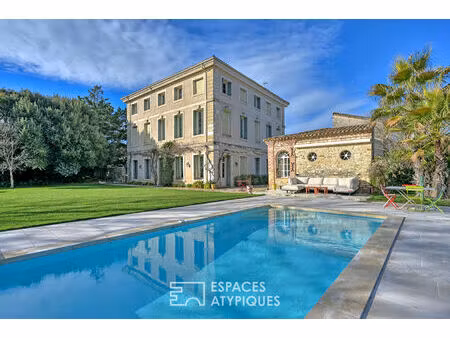 hôtel particulier du xviii siècle avec jardin et piscine