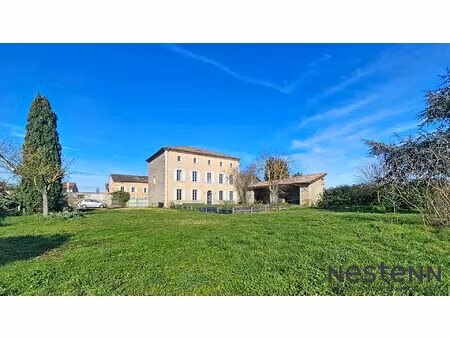 a vendre maison de maître de 1870 rénovée. 288 m² habitables + 150 m² à aménager  jardin  