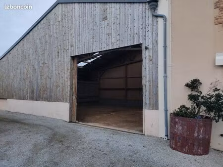 hangar / garage