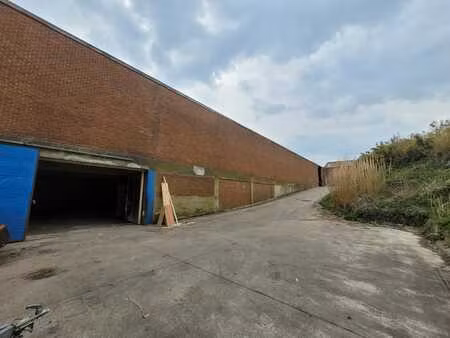 entrepôt / hangar à louer — 900 m²