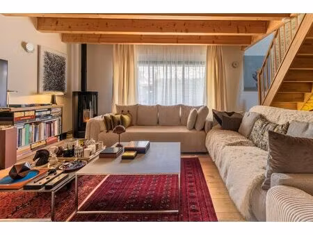 élégance de la pierre et du bois dans une bâtisse de caractère