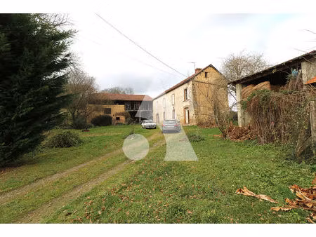 ancien corps de ferme avec habitation de 204 m² à rénover et environ 5 6ha de terre