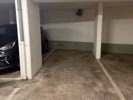 asnieres sur seine - pl. voltaire: parking securise