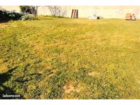 très beau terrain constructible 985m2