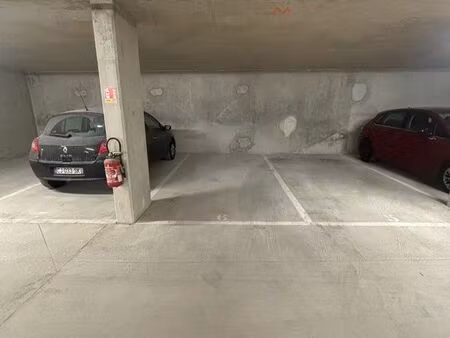 place de parking sous terrain sécurisé