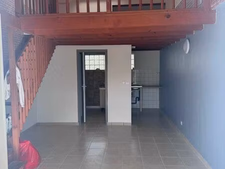 à louer  en plein centre de roquefort  un t2 bien exposé  bien isolé  avec terrasse et 2 p