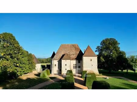 château du xvie siècle avec piscine et salle de réception