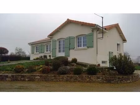 maison en campagne à st pierre des echaubrognes des années 70 sur sous sol aménagé avec 3 
