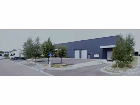 bâtiment d'activités avec quai