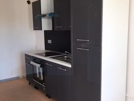 f5 au 4ème étage avec cuisine équipée et ascenseur