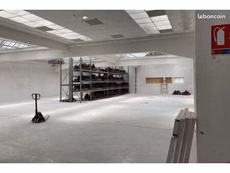 loue cellule dans bâtiment industriel