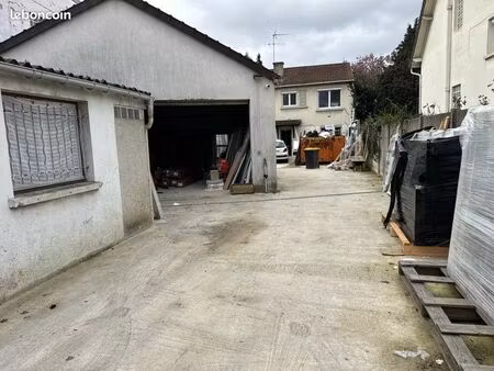 local d’activité on peut transformer au garage mécanicien/ dépôt de 52 m² + cour extérieur