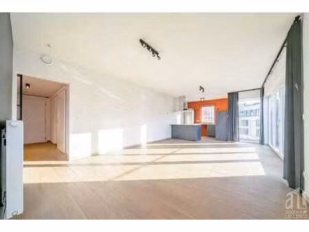 bel appartement 2 chambres avec terrasse et parking..