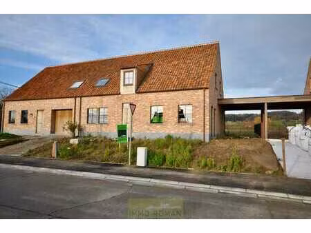 maison moderne jumelée de construction récente avec vue s...