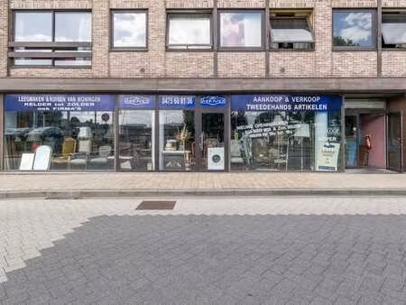 bâtiment commercial du rez-de-chaussee dans le quartier de