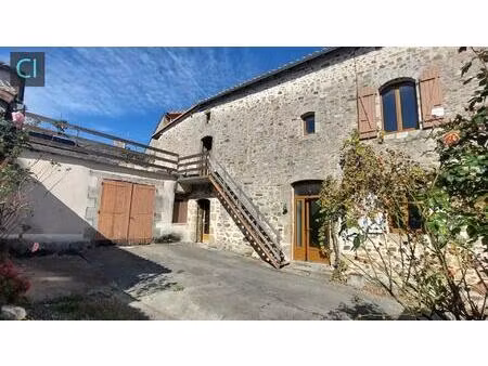 cœur de bourg : maison à rafraîchir avec cour et dépendance