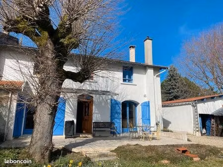 belle maison de caractère en pisé  proche de lyon  180 m2  7 pièces  sur terrain clos de 7