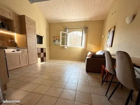 studio meublé 30 m² – callian (la camiole) – résidence sécurisée – parking sous-sol – 770 