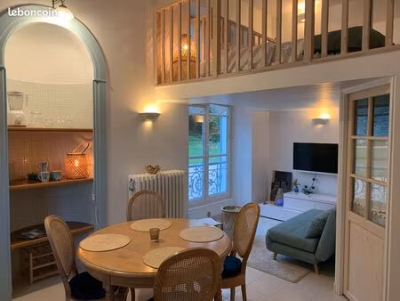 studio grand standing