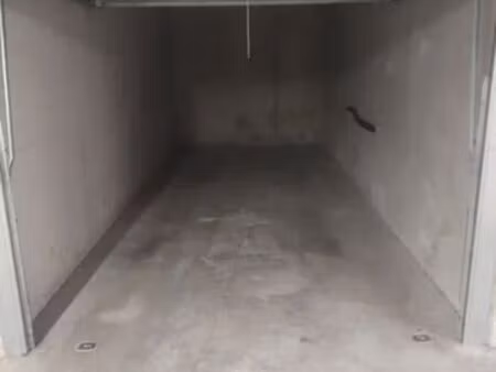 box sécurisé 16m2 à 2min gare de loos