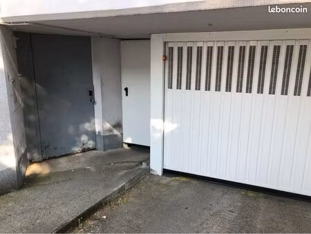 grand garage fermé et sécurisé