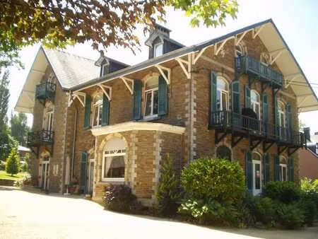 charmant app. dans maison de maître  cadre arboré.