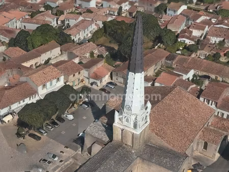 immeuble murs avec commerces et licence à ars en ré 17590