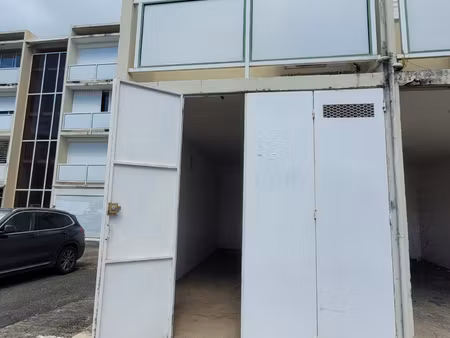rare a la vente - bas du fort - garage ferme