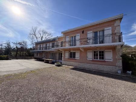 bajamont - belle villa de construction traditionnelle avec d