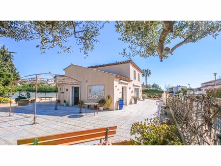 hyeres : villa indépendante t.5 de 176 m2 norme pmr + gara
